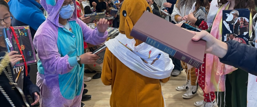 Parshat Noah Reading – An Ark Full of Stuffies, Students in Animal Onesies, and Lots of Rainbows (PHOTOS)